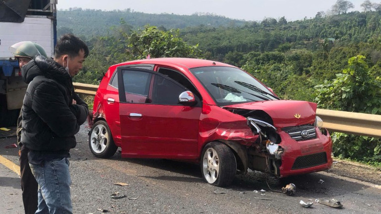 Xe ô-tô con bị hư hỏng. Xe ô-tô con bị hư hỏng.