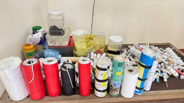 Các nguyên liệu chế tạo thuốc nổ và pháo.