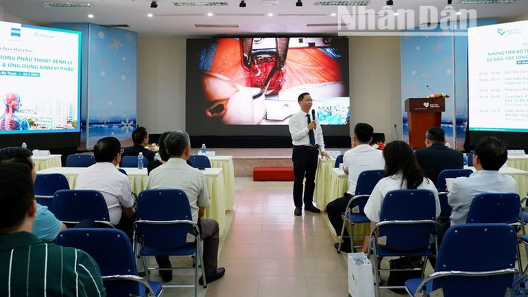 Ca phẫu thuật thị phạm trên kính vi phẫu được truyền trực tiếp từ phòng mổ đến hội trường để các đại biểu cùng quan sát, thảo luận, chia sẻ kinh nghiệm. Ca phẫu thuật thị phạm trên kính vi phẫu được truyền trực tiếp từ phòng mổ đến hội trường để các đại biểu cùng quan sát, thảo luận, chia sẻ kinh nghiệm.