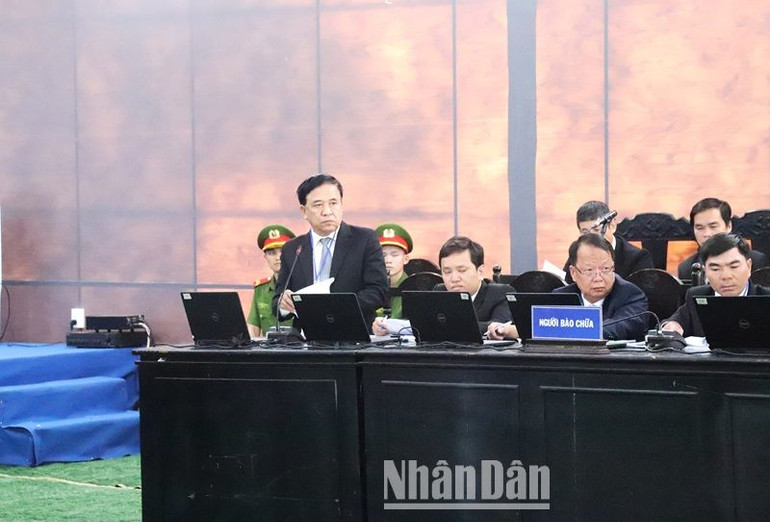 Các luật sư tranh luận, bảo vệ quyền lợi cho các bị cáo tại phiên tòa.