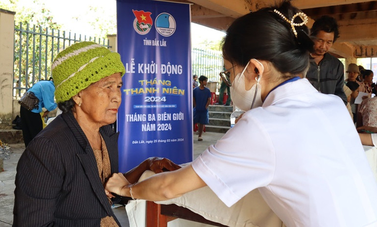 Khám bệnh và cấp thuốc miễn phí cho người dân khu vực biên giới.