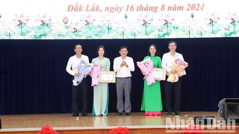 Phó Chủ tịch Thường trực Ủy ban nhân dân tỉnh Đắk Lắk Nguyễn Tuấn Hà trao tặng Bằng khen của Ủy ban nhân dân tỉnh cho 4 tập thể có thành tích xuất sắc trong công tác tham mưu tổ chức cuộc thi.