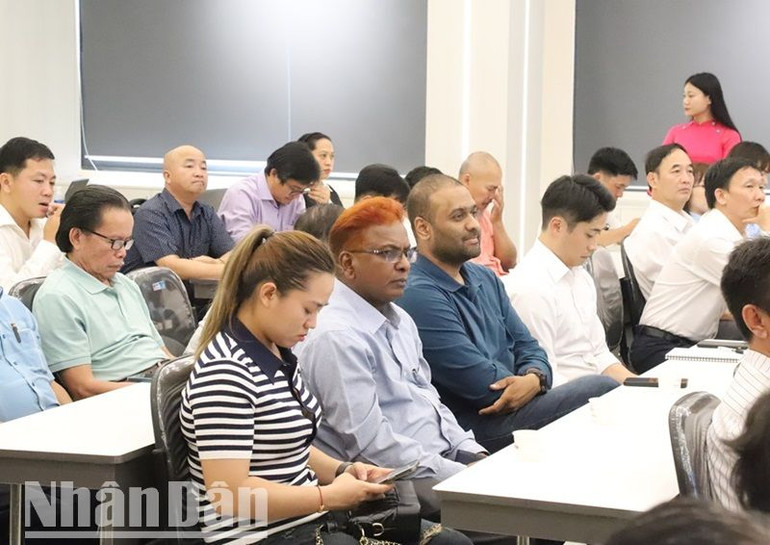 Đại diện các tổ chức phi Chính phủ và các công ty nước ngoài dự buổi lễ công bố.