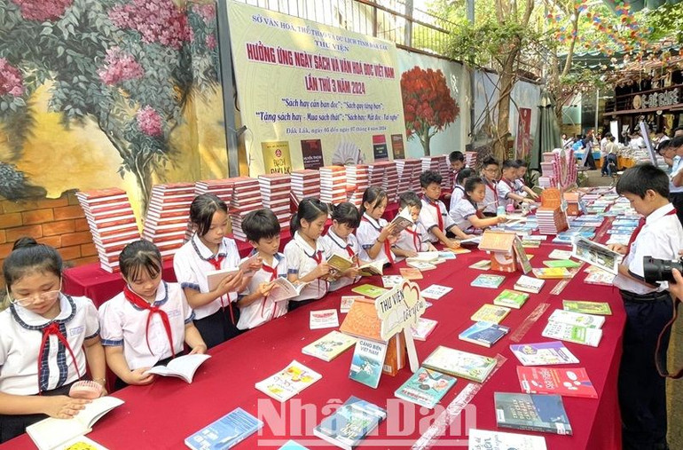 Các cháu học sinh đọc sách tại Ngày Sách và Văn hóa đọc Việt Nam lần thứ 3 năm 2024 trên địa bàn tỉnh Đắk Lắk.