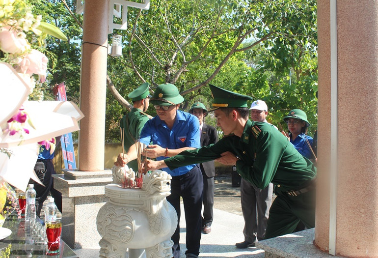 Các đại biểu thắp hương tưởng nhớ các liệt sĩ hy sinh vì sự nghiệp bảo vệ Tổ quốc.