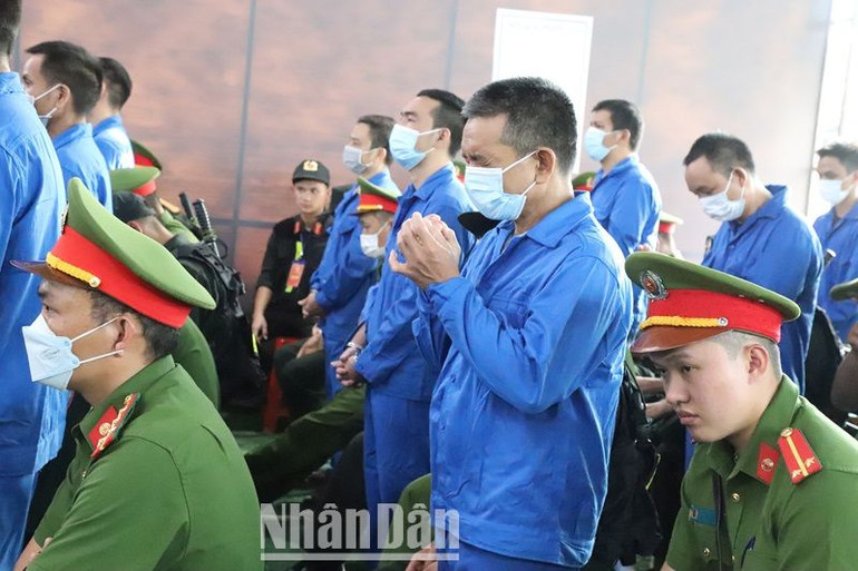 Các bị cáo hối hận trước những việc làm của mình gây ra khi nghe Hội đồng xét xử tuyên án.