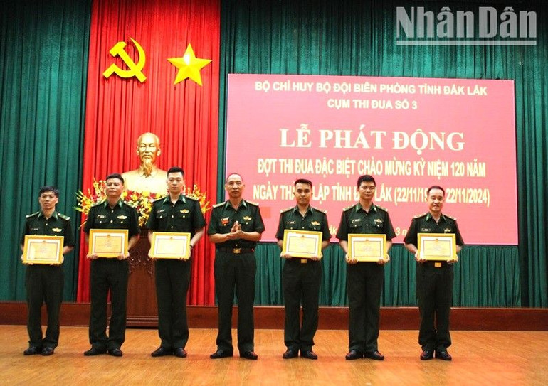 Bộ Chỉ huy Bộ đội Biên phòng tỉnh Đắk Lắk trao tặng giấy khen cho các tập thể và cá nhân có thành tích xuất sắc trong đợt thi đua cao điểm chào mừng kỷ niệm 65 năm Ngày truyền thống Bộ đội Biên phòng. Bộ Chỉ huy Bộ đội Biên phòng tỉnh Đắk Lắk trao tặng giấy khen cho các tập thể và cá nhân có thành tích xuất sắc trong đợt thi đua cao điểm chào mừng kỷ niệm 65 năm Ngày truyền thống Bộ đội Biên phòng.