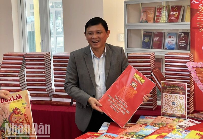 Phó Chủ tịch Thường trực Ủy ban nhân dân tỉnh Đắk Lắk Nguyễn Tuấn Hà với ấn phẩm Báo Nhân Dân Xuân Giáp Thìn 2024.
