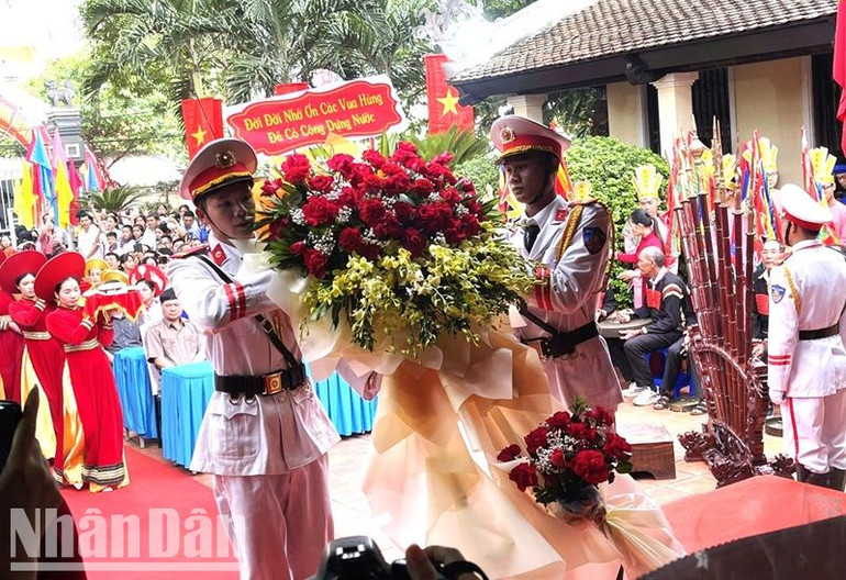 Dâng lễ vật, dâng hương, hoa tưởng niệm các Vua Hùng. Dâng lễ vật, dâng hương, hoa tưởng niệm các Vua Hùng.