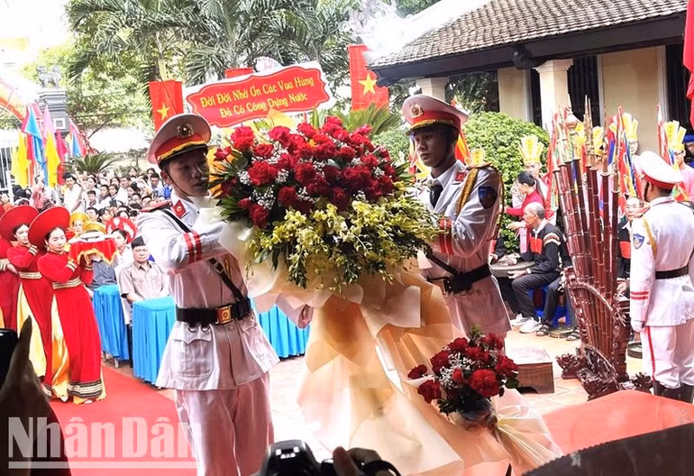 Dâng lễ vật, dâng hương, hoa tưởng niệm các Vua Hùng. Dâng lễ vật, dâng hương, hoa tưởng niệm các Vua Hùng.