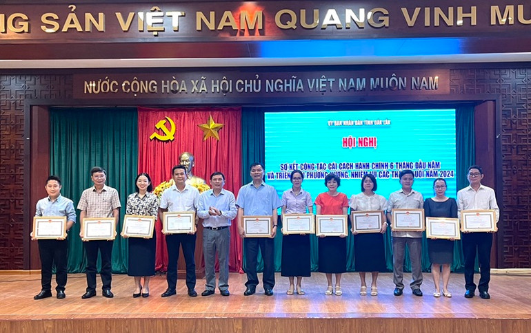 Các cá nhân được nhận Bằng khen của Chủ tịch Ủy ban nhân dân tỉnh về thành tích xuất sắc trong công tác cải cách hành chính năm 2023.