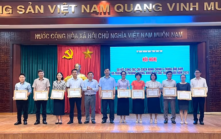 Các cá nhân được nhận Bằng khen của Chủ tịch Ủy ban nhân dân tỉnh về thành tích xuất sắc trong công tác cải cách hành chính năm 2023. Các cá nhân được nhận Bằng khen của Chủ tịch Ủy ban nhân dân tỉnh về thành tích xuất sắc trong công tác cải cách hành chính năm 2023.