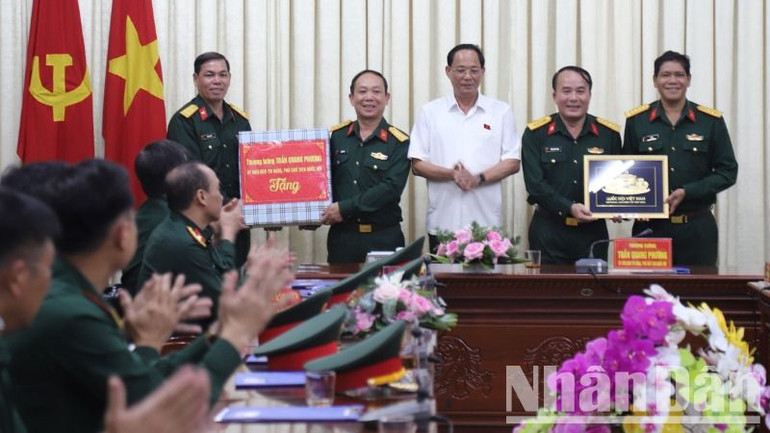 Phó Chủ tịch Quốc hội Trần Quang Phương tặng quà cho Bộ Chỉ huy Quân sự tỉnh Đắk Lắk.