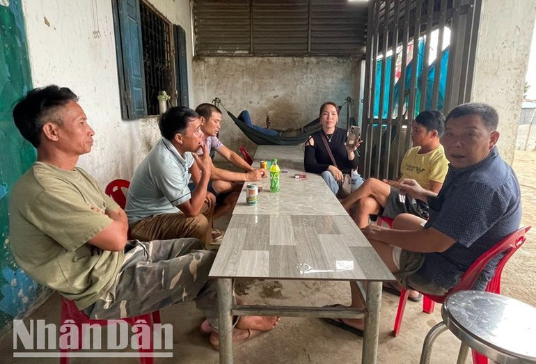 Người dân buôn Krông, xã Dur Kmăl phản ánh về tình hình cắt điện ảnh hưởng sản xuất của người dân.