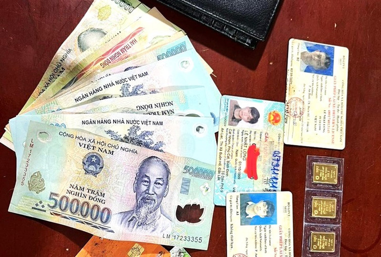 Các giấy tờ và tài sản trong chiếc ví do anh Lê Nhật Long đánh rơi.
