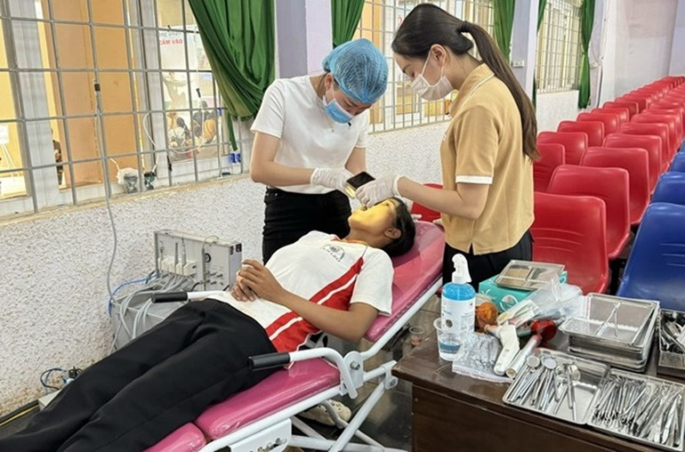 Người dân được khám và điều trị nha khoa miễn phí tại chương trình.