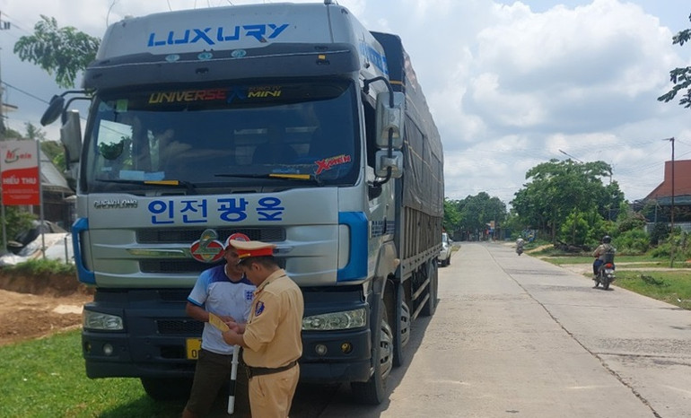 Lực lượng Cảnh sát giao thông, Công an tỉnh Đắk Lắk kiểm tra Giấy phép lái xe các tài xế điều khiển phương tiện giao thông và các giấy tờ liên quan. Lực lượng Cảnh sát giao thông, Công an tỉnh Đắk Lắk kiểm tra Giấy phép lái xe các tài xế điều khiển phương tiện giao thông và các giấy tờ liên quan.