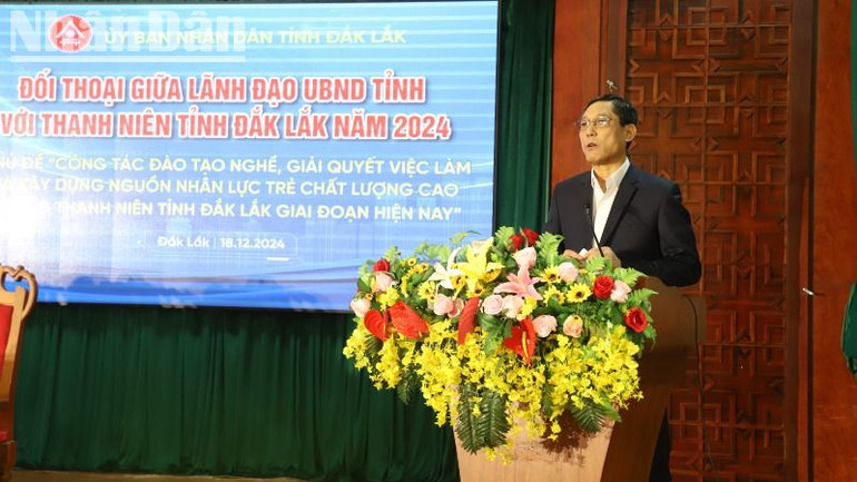 Phó Giám đốc Sở Lao động-Thương binh và Xã hội Nguyễn Quang Thuân trả lời câu hỏi của các thanh niên tại buổi đối thoại.