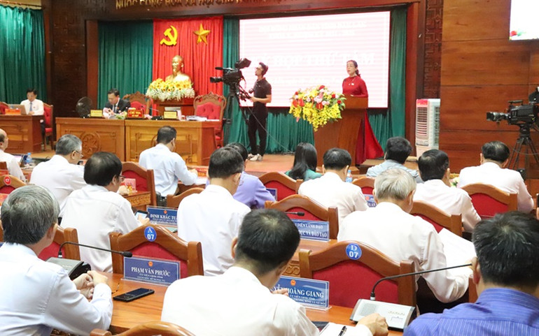 Chủ tịch Hội đồng nhân dân tỉnh Đắk Lắk Huỳnh Thị Chiến Hòa phát biểu khai mạc kỳ họp.