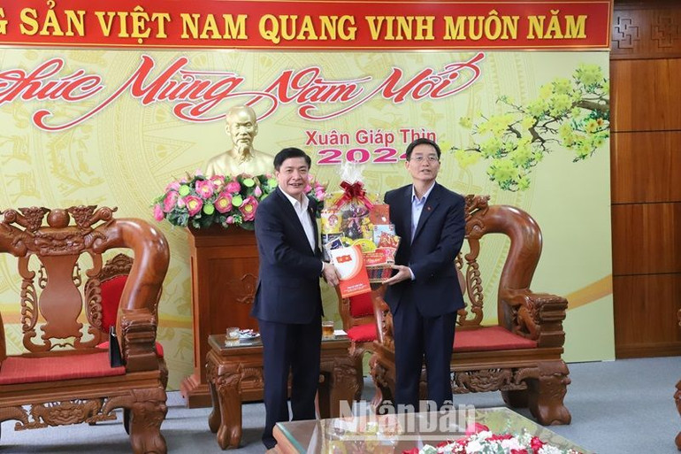 Đồng chí Nguyễn Đình Trung, Ủy viên Trung ương Đảng, Bí thư Tỉnh ủy Đắk Lắk tặng quà của tỉnh Đắk Lắk cho đồng chí Bùi Văn Cường.