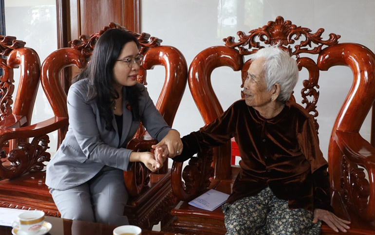 Phó Trưởng đoàn chuyên trách, phụ trách Đoàn Đại biểu Quốc hội tỉnh Đắk Lắk Lê Thị Thanh Xuân thăm hỏi sức khỏe Mẹ Việt Nam anh hùng Trần Thị Đố ở xã Cư Bao, thị xã Buôn Hồ. Phó Trưởng đoàn chuyên trách, phụ trách Đoàn Đại biểu Quốc hội tỉnh Đắk Lắk Lê Thị Thanh Xuân thăm hỏi sức khỏe Mẹ Việt Nam anh hùng Trần Thị Đố ở xã Cư Bao, thị xã Buôn Hồ.