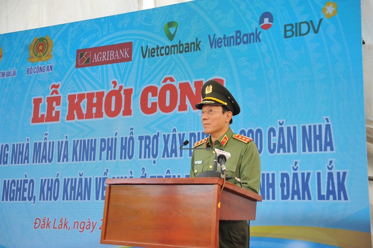 Thượng tướng Lương Tam Quang, Thứ trưởng Công an phát biểu tại buổi lễ. Thượng tướng Lương Tam Quang, Thứ trưởng Công an phát biểu tại buổi lễ.