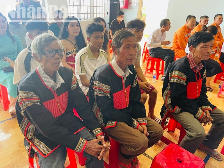 Những người lớn tuổi trong buôn M'riu dự hội nghị tổng kết công tác kết nghĩa giữa buôn M’riu và Công ty Điện lực Đắk Lắk.