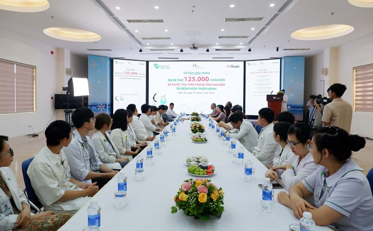 Các bác sĩ của Bệnh viện đa khoa Thiện Hạnh, thành phố Buôn Ma Thuột, tỉnh Đắk Lắk và Bệnh viện Từ Dũ Thành phố Hồ Chí Minh trong sự kiện chào đón em bé thứ 125.000 chào đời. Các bác sĩ của Bệnh viện đa khoa Thiện Hạnh, thành phố Buôn Ma Thuột, tỉnh Đắk Lắk và Bệnh viện Từ Dũ Thành phố Hồ Chí Minh trong sự kiện chào đón em bé thứ 125.000 chào đời.