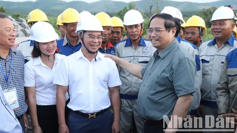 Thủ tướng Phạm Minh Chính thăm hỏi, động viên cán bộ, kỹ sư các đơn vị đang thi công Dự án cao tốc Khánh Hòa-Buôn Ma Thuột.
