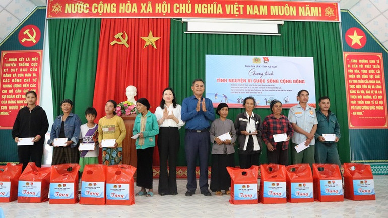 Lãnh đạo Tỉnh ủy Đắk Lắk và Hà Nam tặng quà cho các hộ nghèo, gia đình chính sách ở xã căn cứ cách mạng Cư Pui, huyện Krông Bông.
