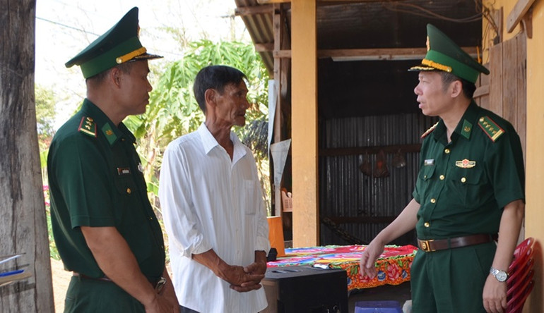 Lãnh đạo Bộ đội Biên phòng tỉnh Đắk Lắk động viên gia đình ông Hồ Văn Thành.