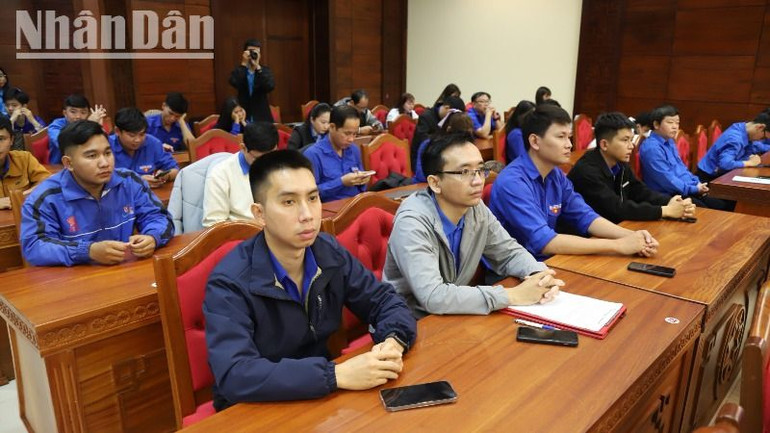 Các thanh niên dự buổi đối thoại.