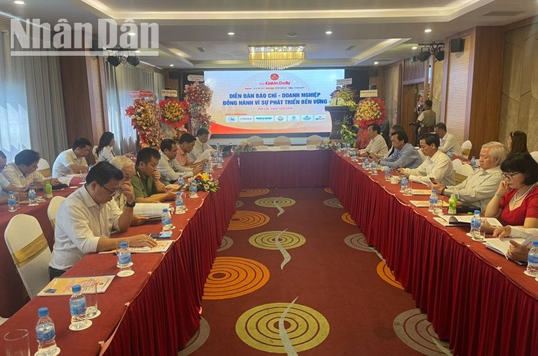 Quang cảnh Diễn đàn: “Báo chí - Doanh nghiệp đồng hành vì sự phát triển bền vững” tại Đắk Lắk.