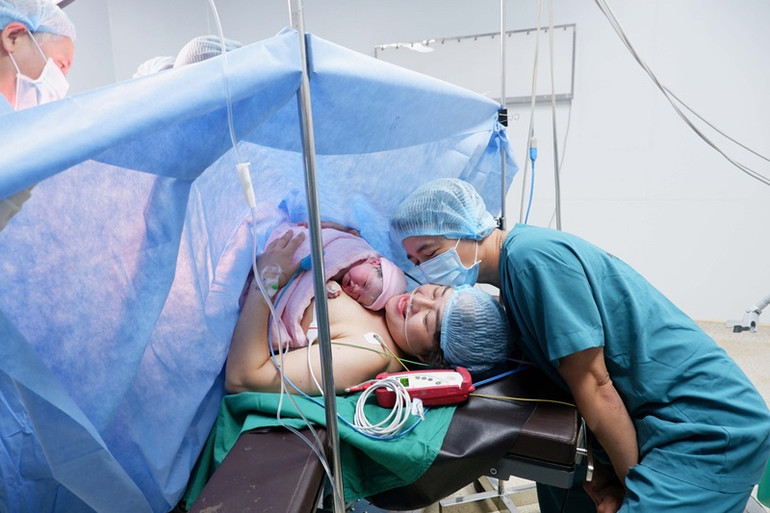 Ngay sau khi chào đời, em bé được thực hiện da kề da với mẹ, và được đội ngũ bác sĩ nhi sơ sinh tầm soát toàn bộ các bệnh lý về tim mạch-vận động, bệnh lý võng mạc và thính lực ở trẻ. Ngay sau khi chào đời, em bé được thực hiện da kề da với mẹ, và được đội ngũ bác sĩ nhi sơ sinh tầm soát toàn bộ các bệnh lý về tim mạch-vận động, bệnh lý võng mạc và thính lực ở trẻ.