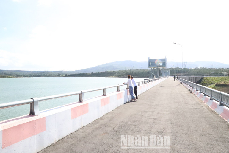 Trong tương lai, khi được xây dựng hoàn chỉnh, hồ chứa nước Ea H’leo 1 không chỉ cấp nước tưới ổn định cho hàng nghìn ha cây trồng và cấp nước sinh hoạt cho hàng nghìn hộ dân, biến vùng đất khô hạn của các xã ở phía bắc huyện Ea H’leo thành vùng đất trù phú mà còn là điểm du lịch hấp dẫn giữa đại ngàn Tây Nguyên.