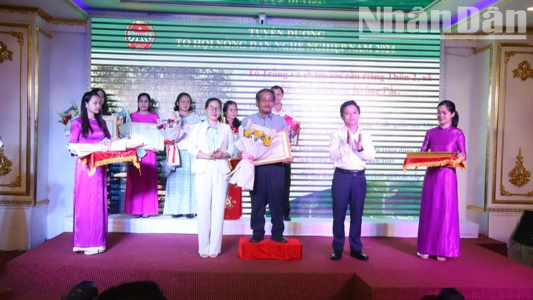 Lãnh đạo Hội Nông dân tỉnh Đắk Lắk trao giấy chứng nhận tuyên dương các tổ, chi hội nông dân nghề nghiệp xuất sắc.