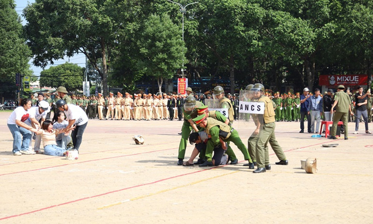 Diễn tập tình huống giả định về hành vi bạo lực gia đình, gây rối an ninh trật tự tại cơ sở, thanh thiếu niên tụ tập đông người, tổ chức đua xe, gây rối trật tự công cộng đã được lực lượng Công an các cấp phối hợp cùng lực lượng tham gia bảo vệ an ninh trật tự ở cơ sở giải quyết, bảo đảm an ninh trật tự ở địa bàn xảy ra vụ việc.