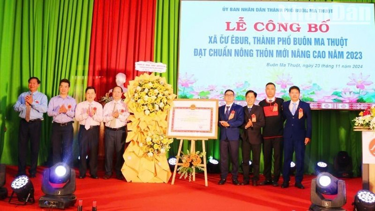 Lãnh đạo thành phố Buôn Ma Thuột tặng hoa chúc mừng xã Cư Êbur đạt chuẩn nông thôn mới nâng cao năm 2023.