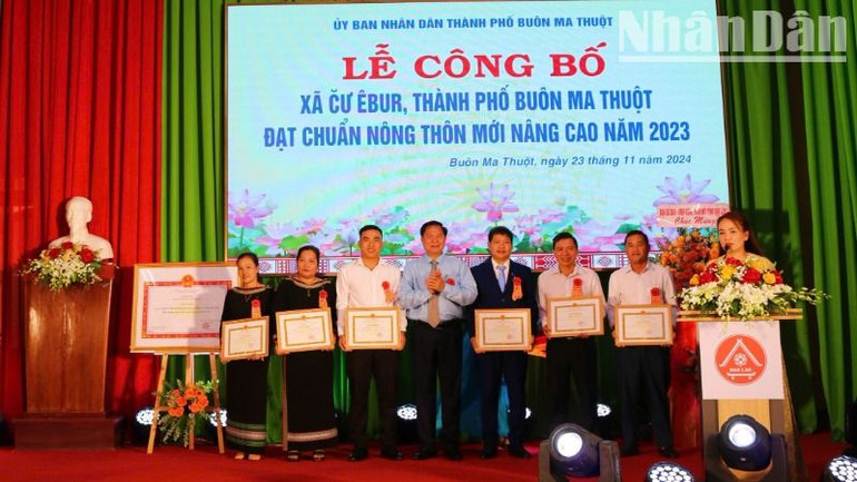 Lãnh đạo Ủy ban nhân dân thành phố Buôn Ma Thuột tặng Giấy khen cho các cá nhân xã Cư Ebur có thành tích xuất sắc trong xây dựng xã đạt chuẩn nông thôn mới nâng cao năm 2023.