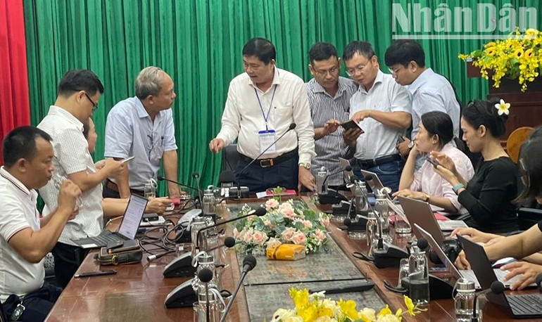 Giám đốc Sở Giáo dục và Đào tạo tỉnh Đắk Lắk Phạm Đăng Khoa trao đổi với các phóng viên về sự cố một số câu hỏi trong một số mã đề thi môn Toán bị in mờ.