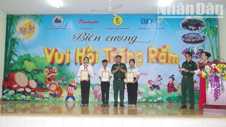 Đại tá Rơ Lan Ngân, Phó Chính ủy Bộ đội Biên phòng tỉnh Đắk Lắk trao học bổng cho các cháu học sinh có thành tích xuất sắc trong học tập trên địa bàn xã biên giới Krông Na.