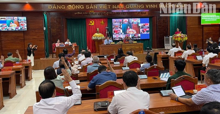 Các đại biểu Hội đồng nhân dân tỉnh Đắk Lắk biểu quyết thông qua Nghị quyết chủ trương sắp xếp đơn vị hành chính cấp xã giai đoạn 2023-2025 tỉnh Đắk Lắk.