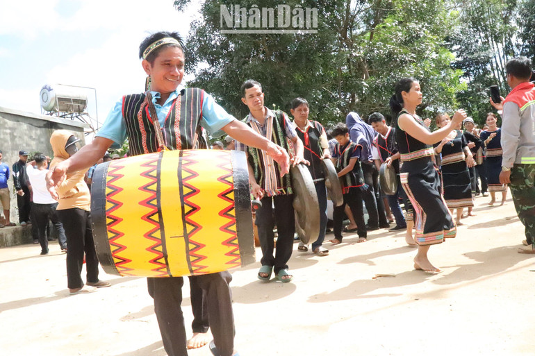 Lúc này tiếng trống, tiếng cồng chiêng cất lên vang vọng cả buôn làng.