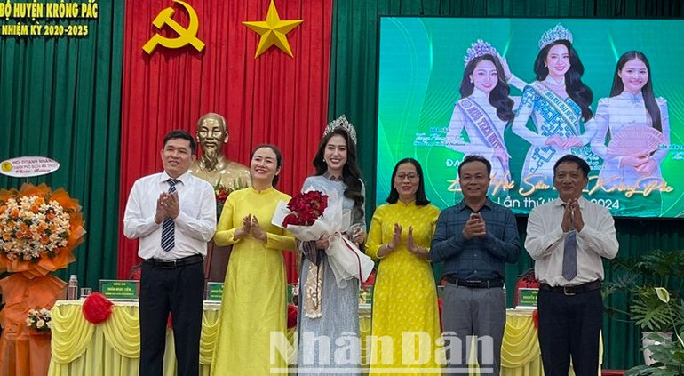 Lãnh đạo huyện Krông Pắc tặng hoa chúc mừng Hoa hậu du lịch Việt Nam năm 2024 Đinh Thị Hoa làm đại sứ truyền thông Lễ hội Sầu riêng huyện Krông Pắc năm 2024.