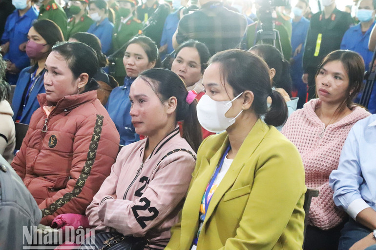 Thân nhân các bị hại tại phiên tòa.