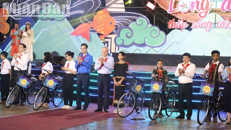 Phó Thủ tướng Thường trực Chính phủ Nguyễn Hòa Bình và các đại biểu tặng quà cho các cháu học sinh có hoàn cảnh khó khăn của tỉnh Đắk Lắk. Phó Thủ tướng Thường trực Chính phủ Nguyễn Hòa Bình và các đại biểu tặng quà cho các cháu học sinh có hoàn cảnh khó khăn của tỉnh Đắk Lắk.