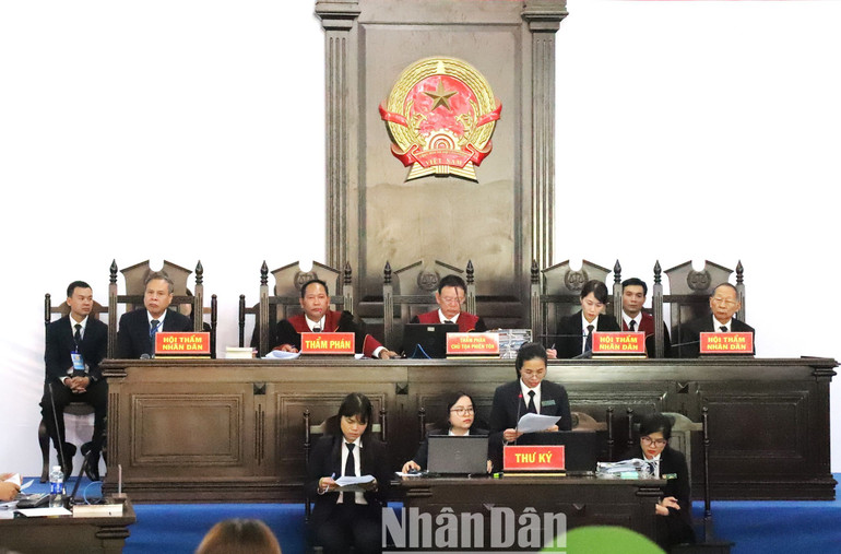 Hội đồng xét xử phiên tòa.