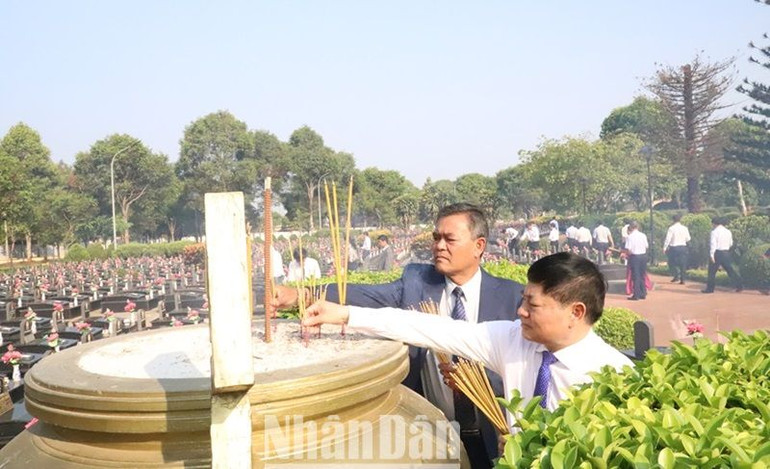 Các đồng chí lãnh đạo Tỉnh ủy Đắk Lắk dâng hương tưởng nhớ các anh hùng liệt sĩ tại Nghĩa trang liệt sĩ tỉnh Đắk Lắk.