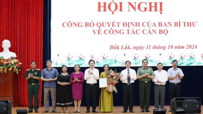 Các đồng chí trong Ban Thường vụ Tỉnh ủy Đắk Lắk chúc mừng đồng chí Huỳnh Thị Chiến Hòa.