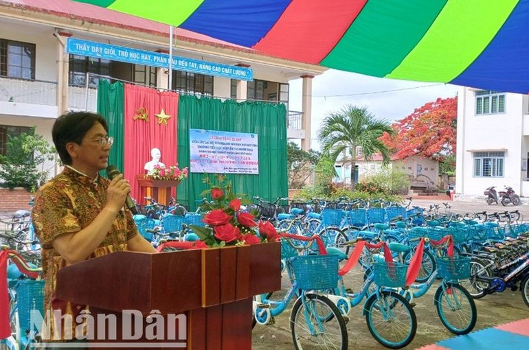 Đại diện Câu lạc bộ Toyohashi Golden Rotary-Nhật Bản phát biểu tại lễ trao tặng.